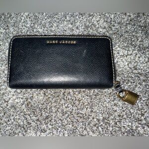 Marc Jacobs black leather zip around walker with lock